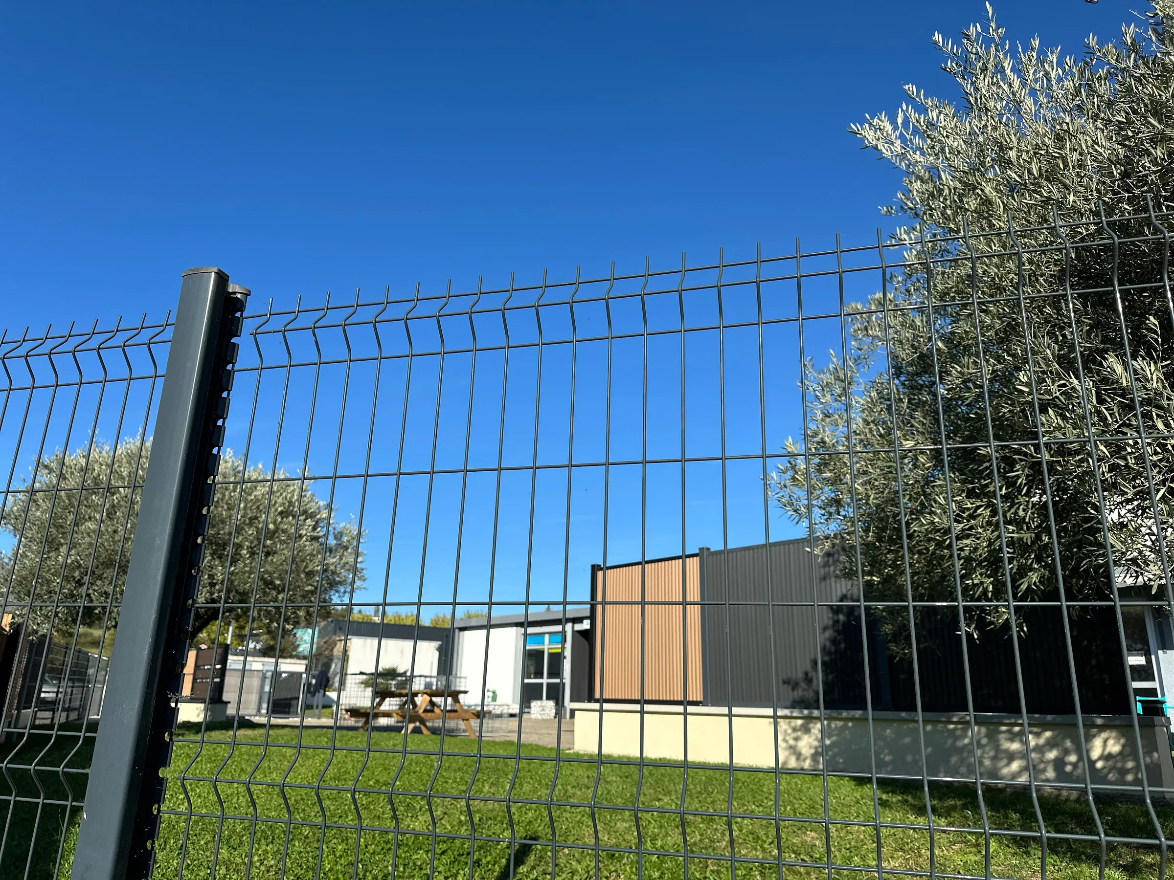 Panneau Rigide Pro+ anthracite installé devant un bâtiment.