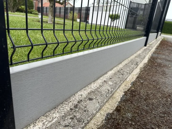 Grillage rigide professionnel avec une base solide en zone résidentielle.