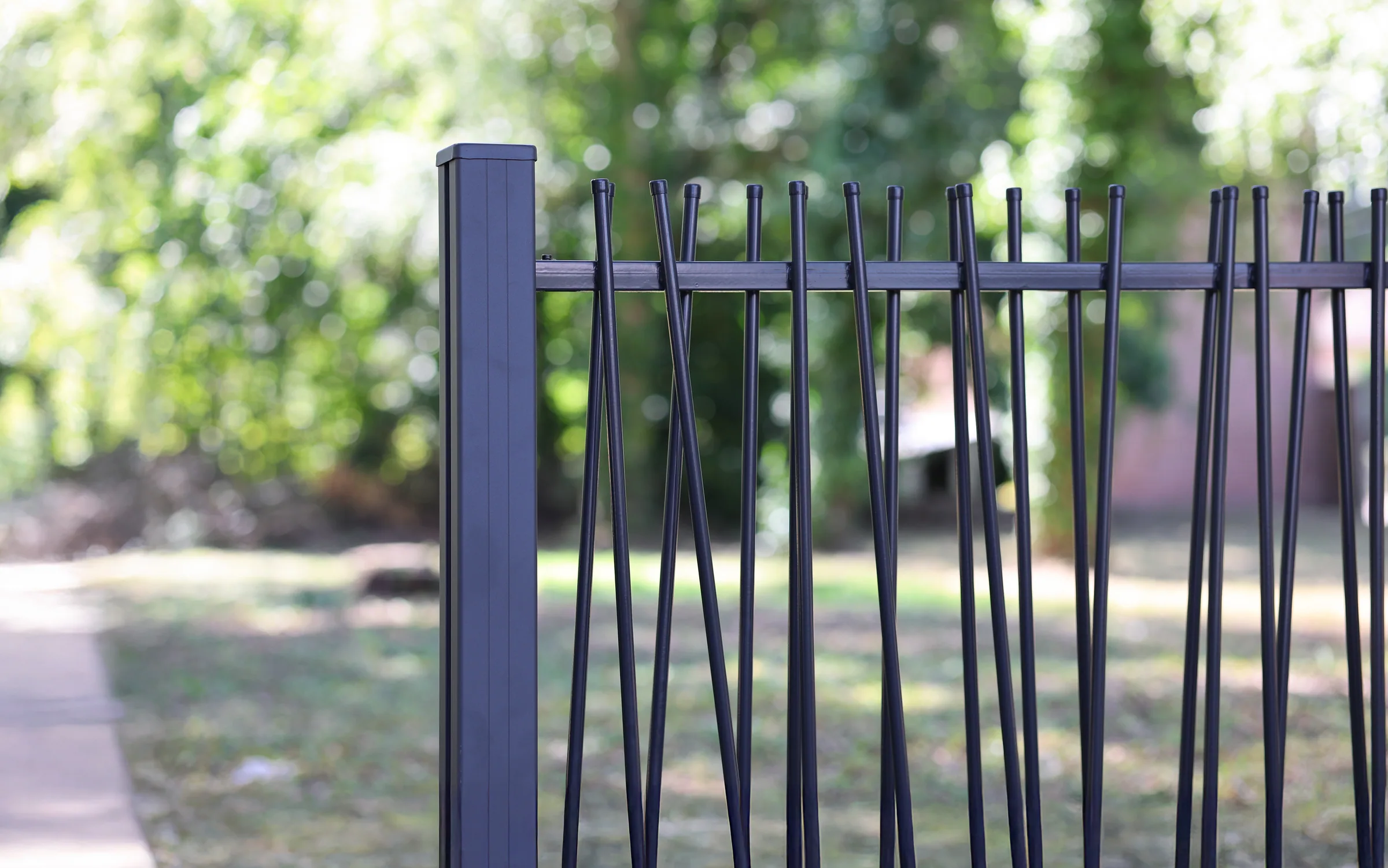 Réalisation d'une clôture barreaudée dans un jardin